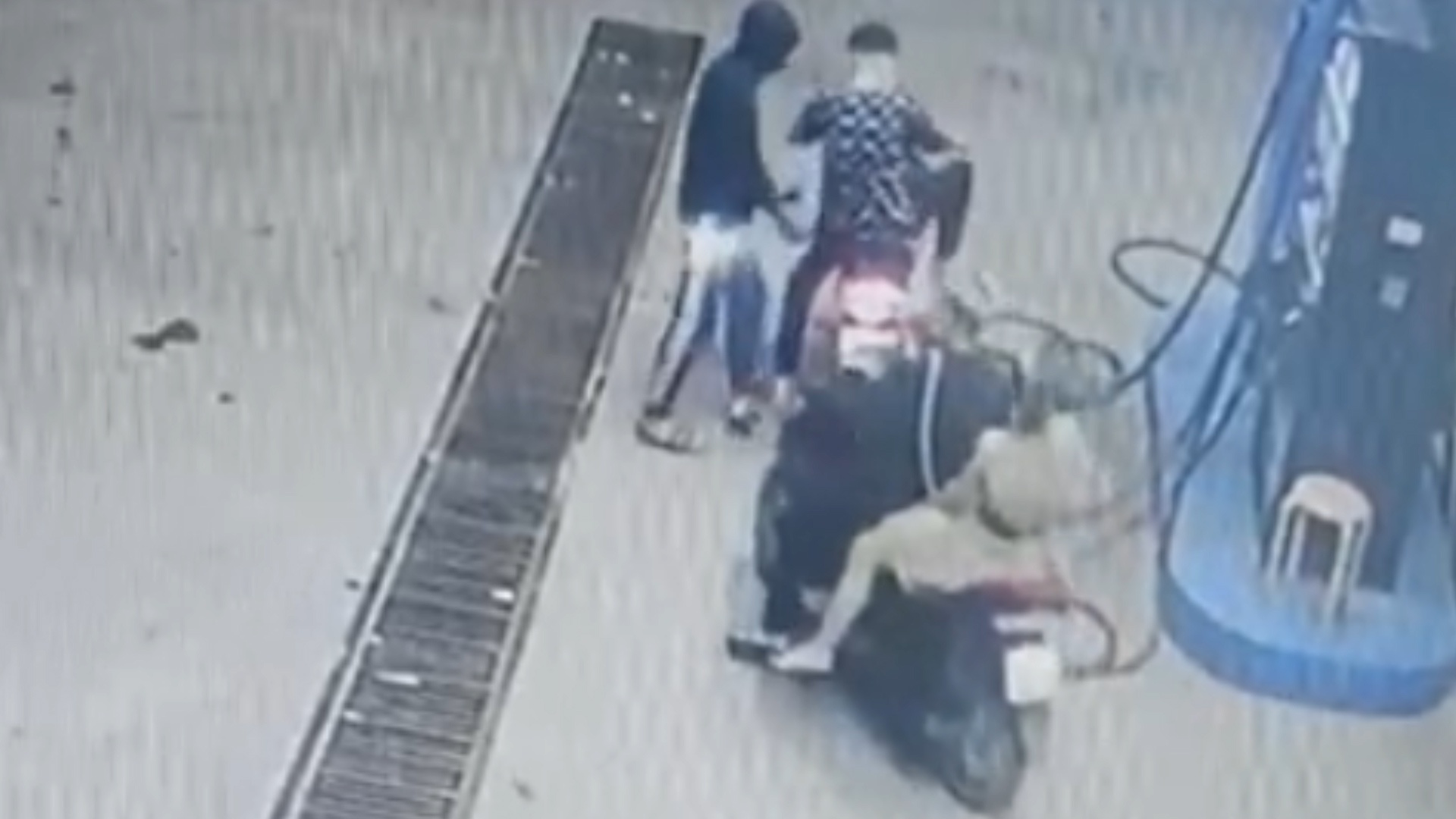 Quyt tien do xang, nhom thanh nien phong xe bo chay hinh anh