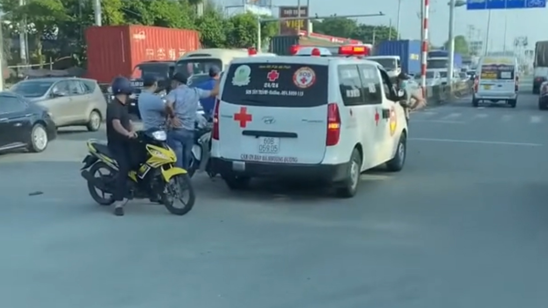 Oto khach va cham voi xe may khien nguoi phu nu tu vong hinh anh