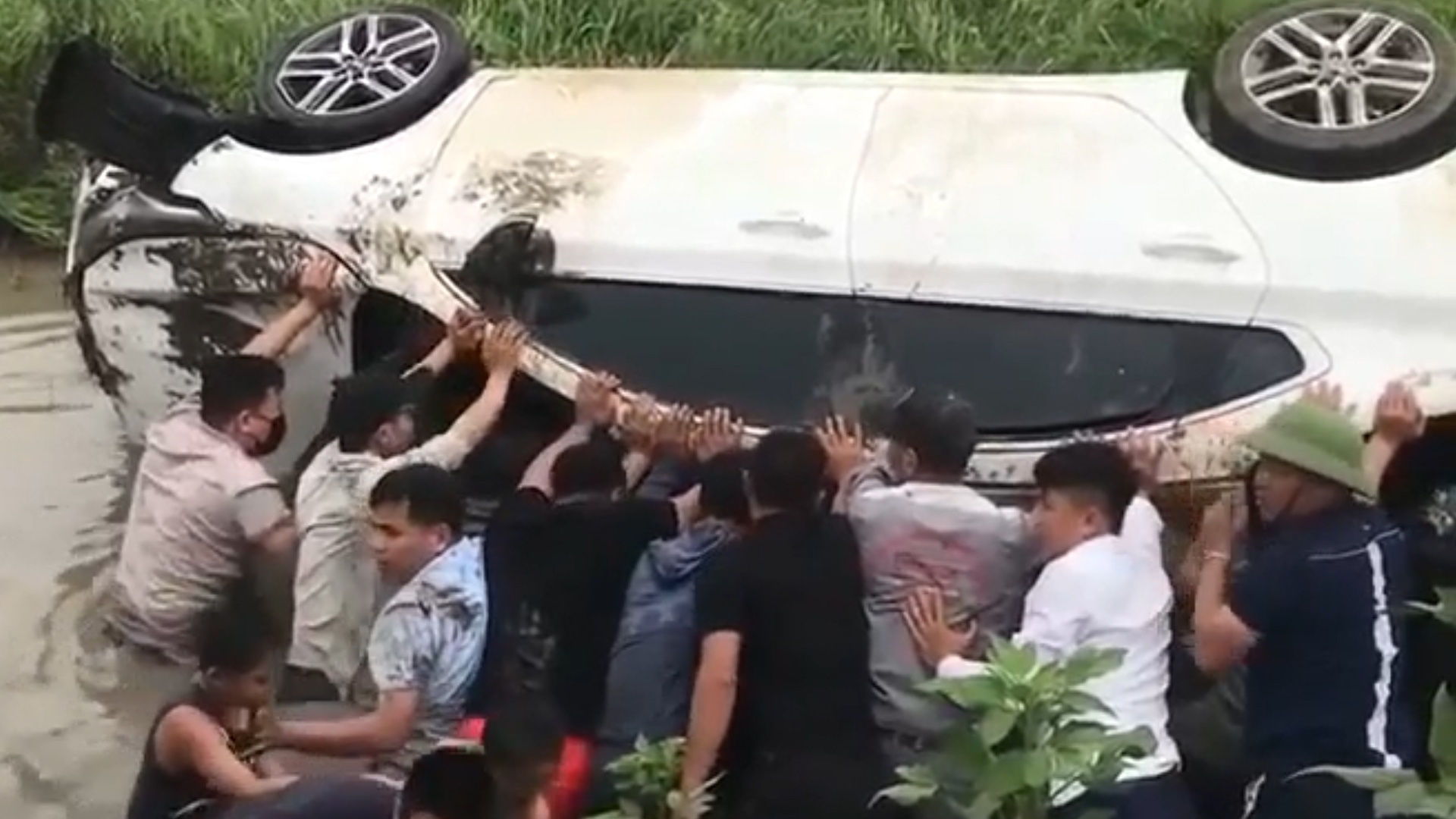 Giai cuu 2 chau be bi mac ket trong oto hinh anh