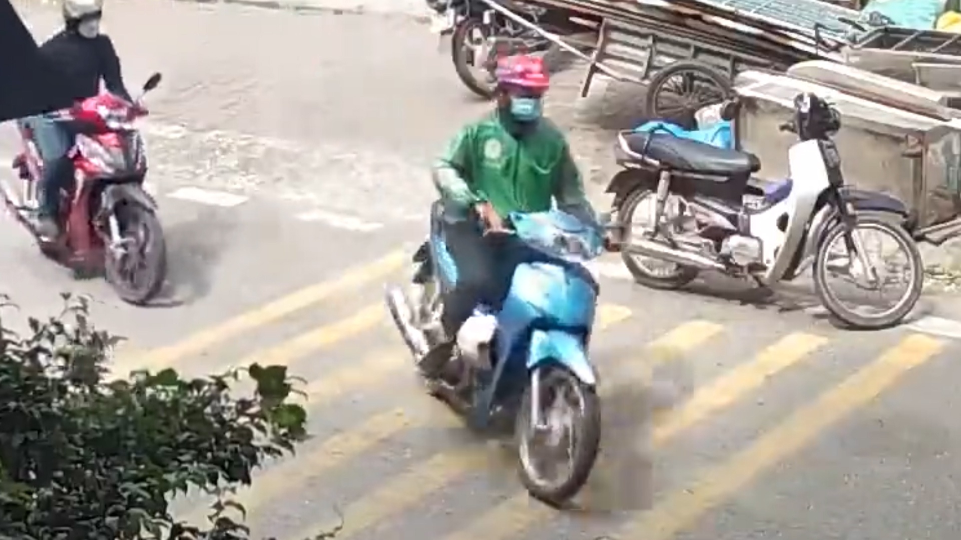 Hai nguoi dan ong lay trom xe may o Ha Noi hinh anh