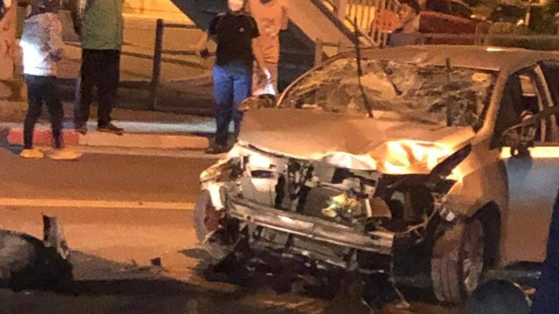 Hien truong va cham giua oto con va xe may o Ha Noi hinh anh