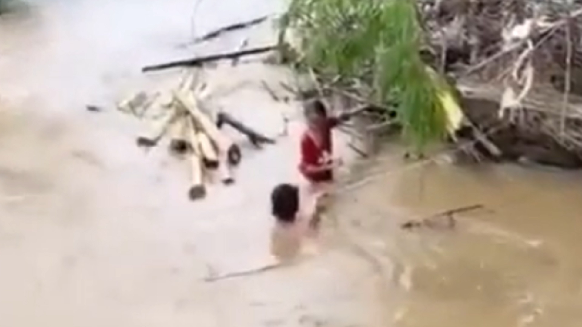 Cuu be gai lop 4 bi roi xuong song hinh anh