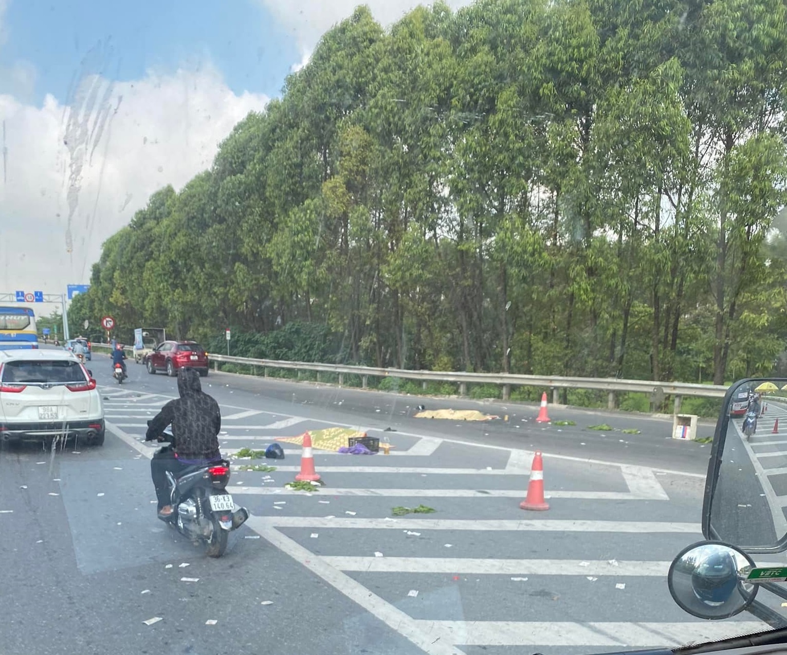 2 người tử vong sau tai nạn trên cầu Thanh Trì ảnh 1 2 nguoi tu vong sau tai nan tren cau Thanh Tri anh 1