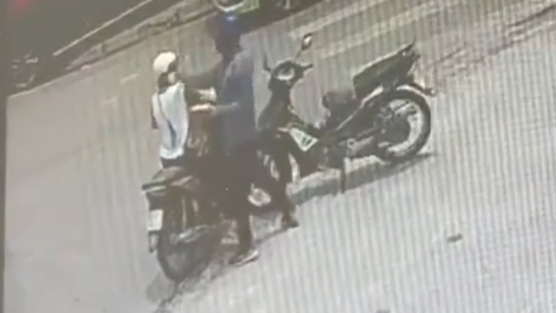 Nguoi phu nu bi danh khi cho con nho hinh anh