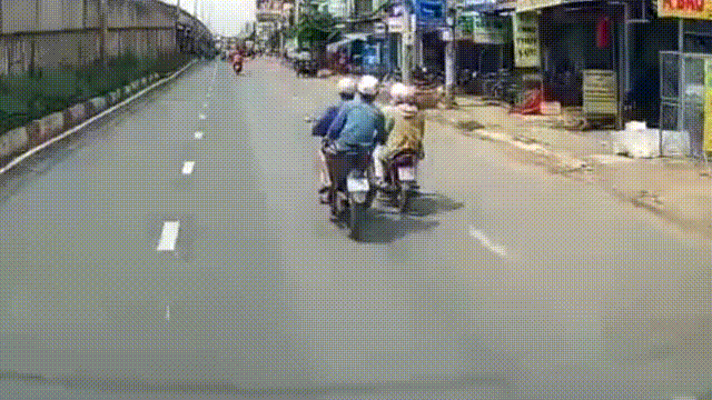 Nguoi phu nu bi cuop giat khi dang di tren duong hinh anh
