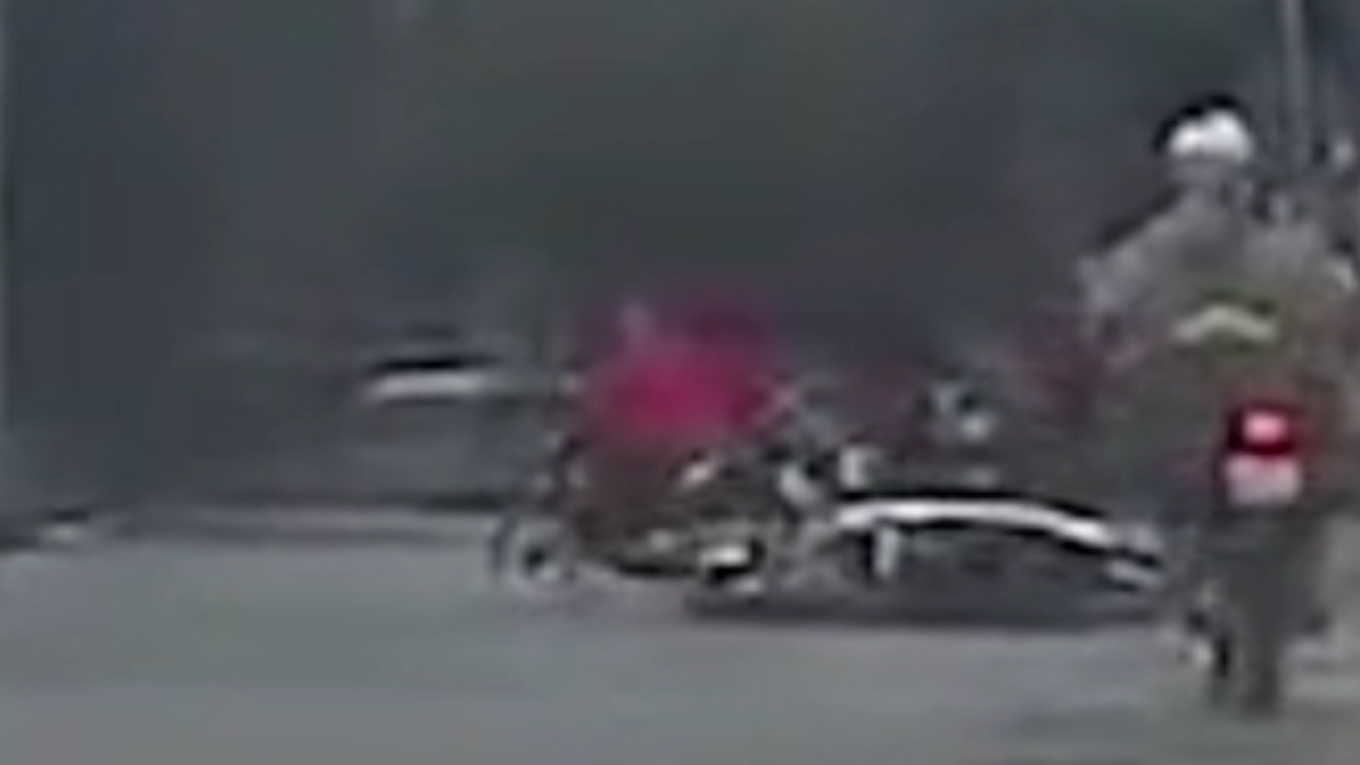 Nguoi phu nu vuot au, gay tai nan roi bo chay hinh anh