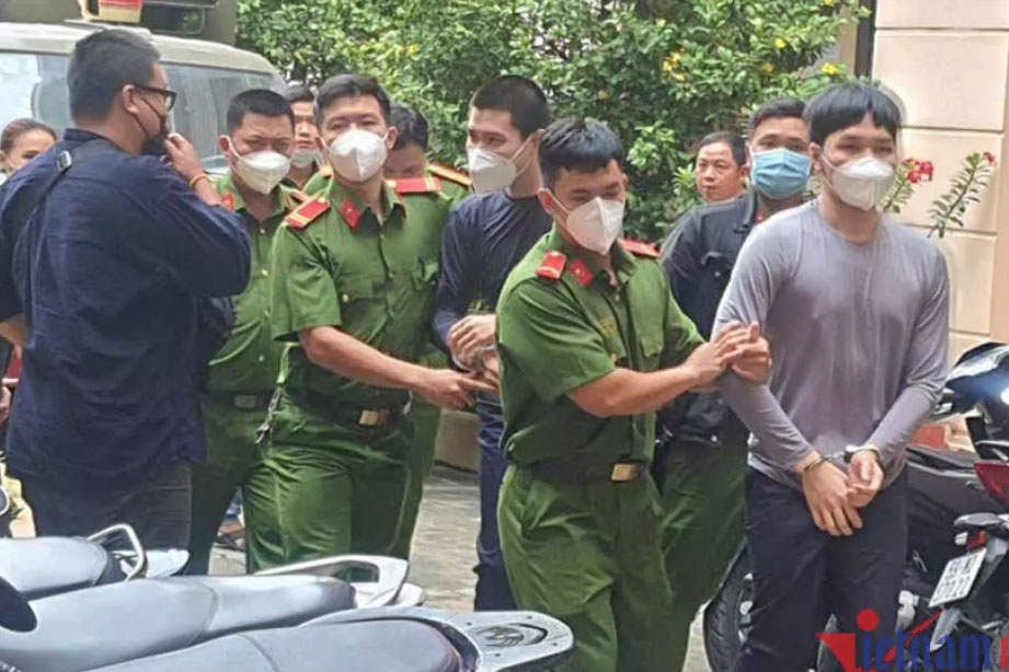 Co gai bi nhom bat coc hiep dam trong nha ve sinh hinh anh