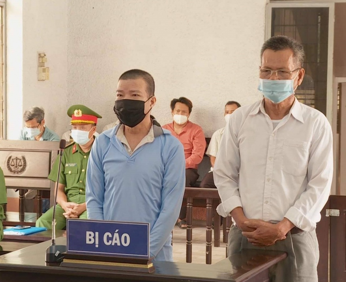 Linh an 18 nam tu vi dam chet nguoi ban dam hinh anh