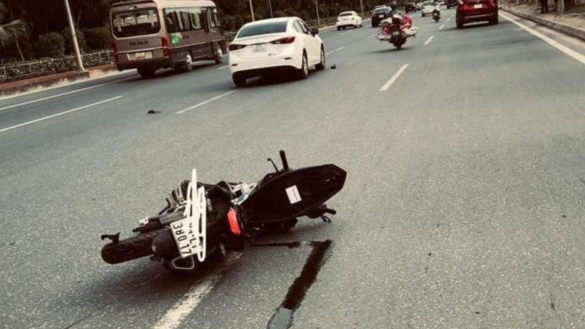 Va cham oto tai va xe may tren cau Nhat Tan khien 2 nguoi bi thuong hinh anh