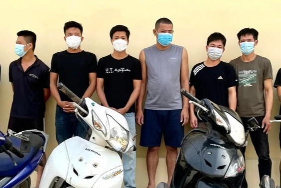 Bat nhieu con bac dang say sua xoc dia hinh anh