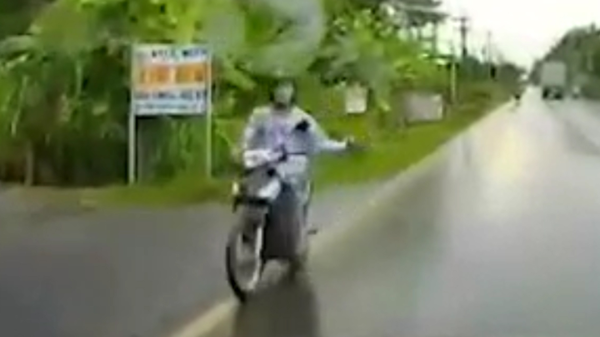 Nem vo kinh chan gio oto roi bo chay o Tien Giang hinh anh