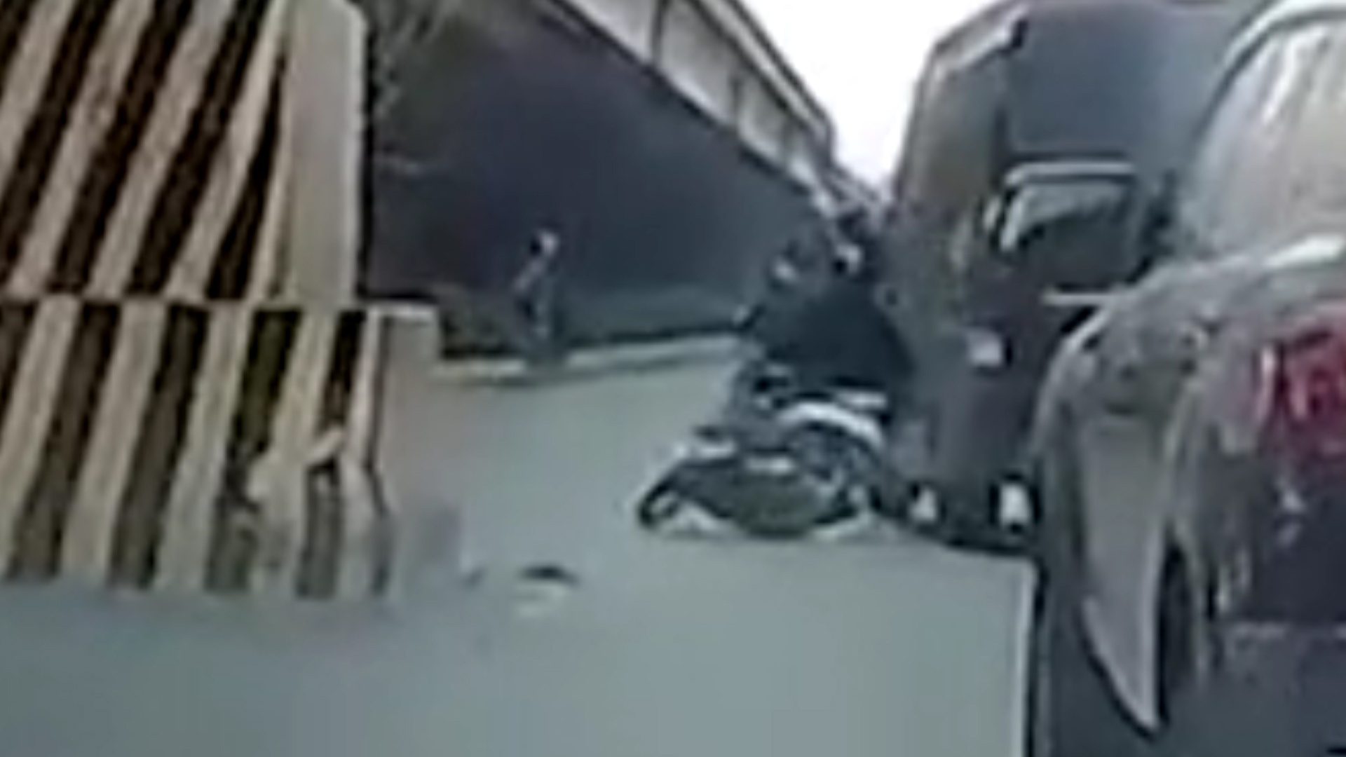 Nam thanh nien suyt bi oto can do mai dung dien thoai hinh anh