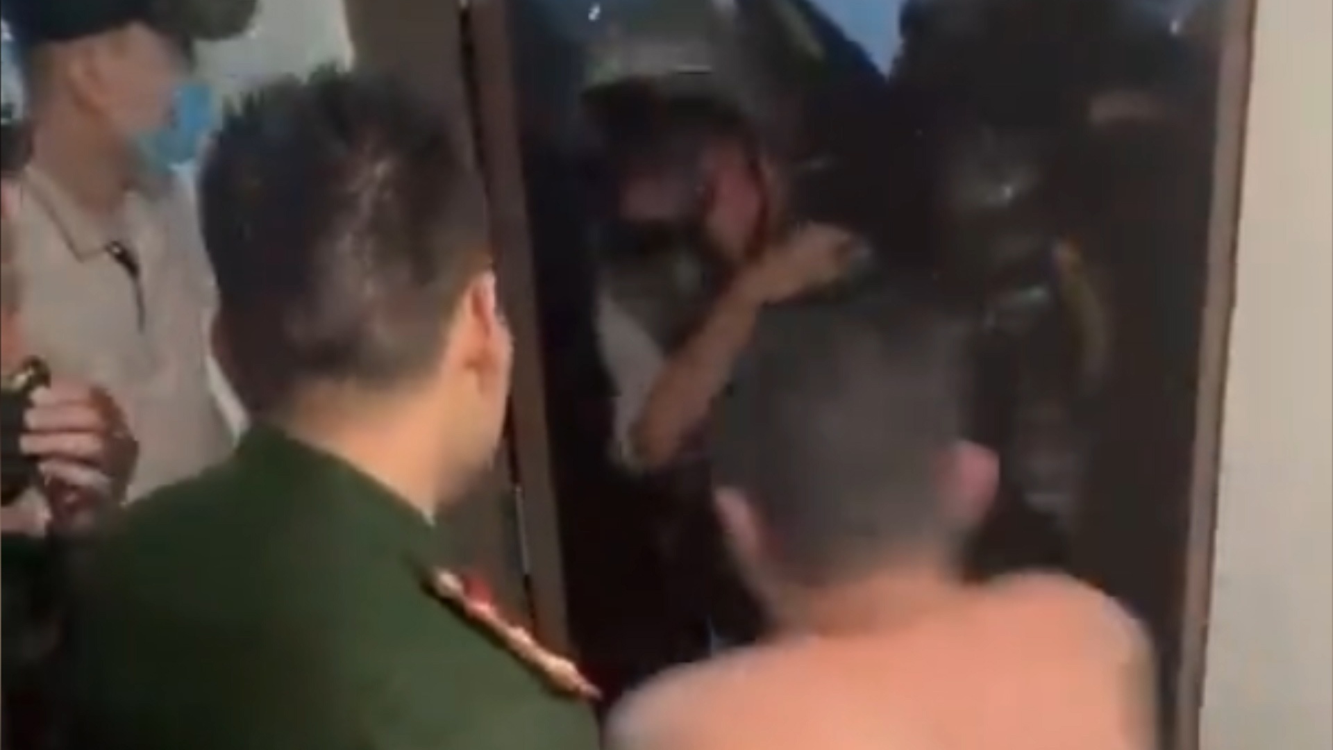 Giai cuu chau be bi ket trong dam chay chung cu o Ha Noi hinh anh