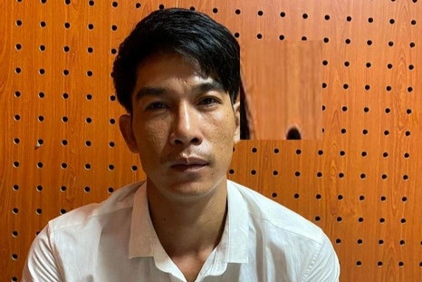 Bi danh trong luc du tiec, thanh nien mang dao chem doi thu tu vong hinh anh