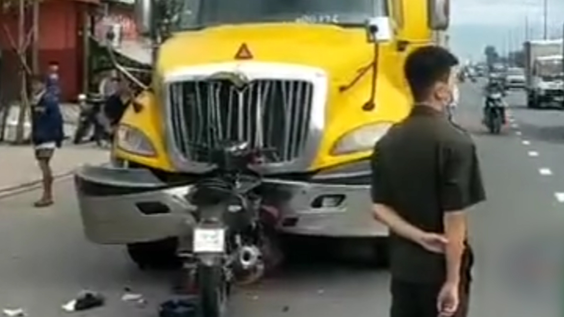 Hien truong vu 2 thanh nien dam vao xe container o Binh Duong hinh anh