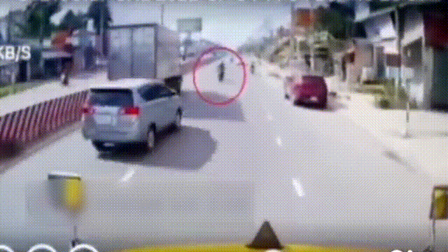 Di nguoc chieu, 2 thanh nien dam thang vao xe container o Binh Duong hinh anh