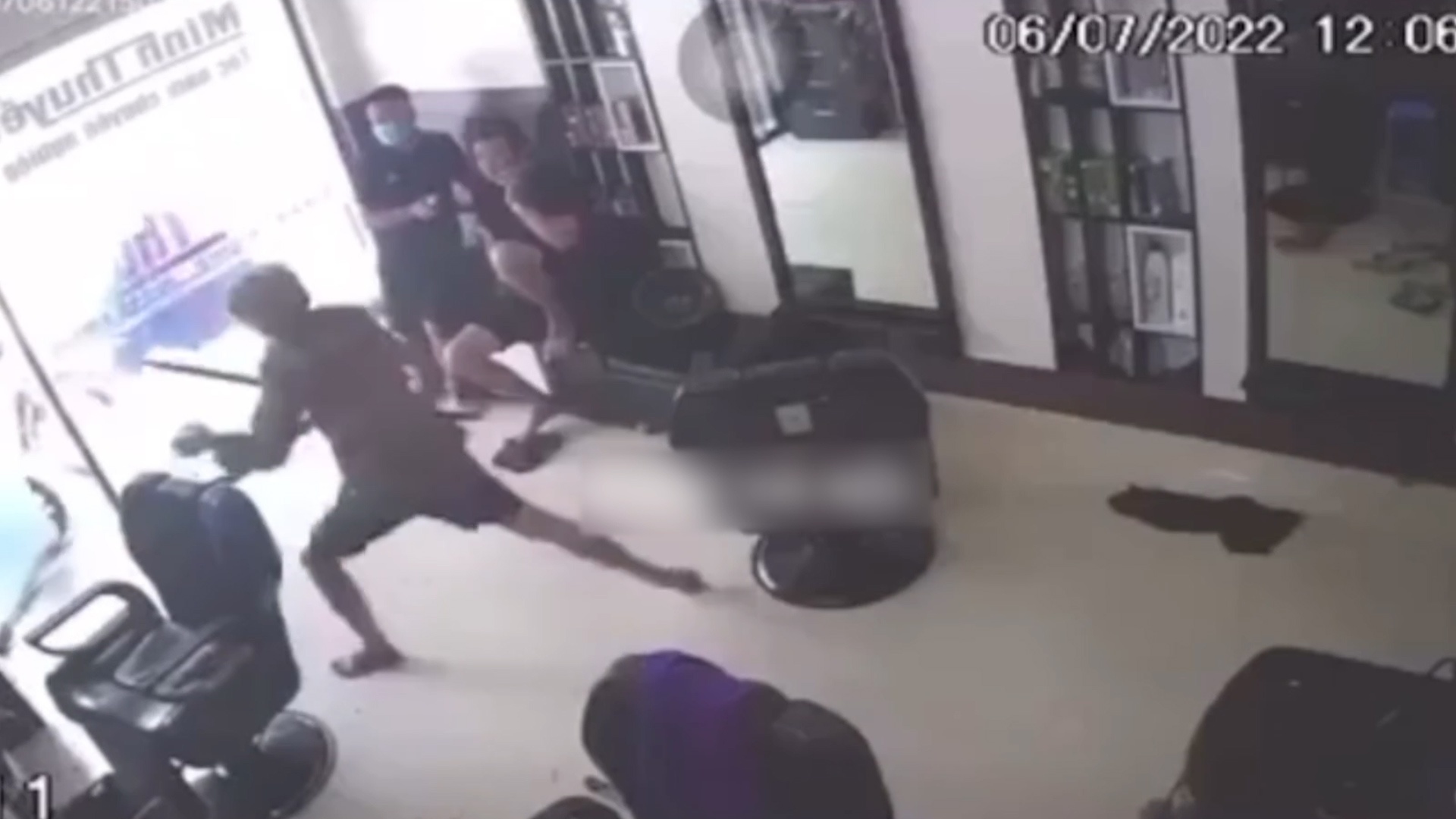 Nam thanh nien bi chem lia ban tay o Thanh Hoa hinh anh