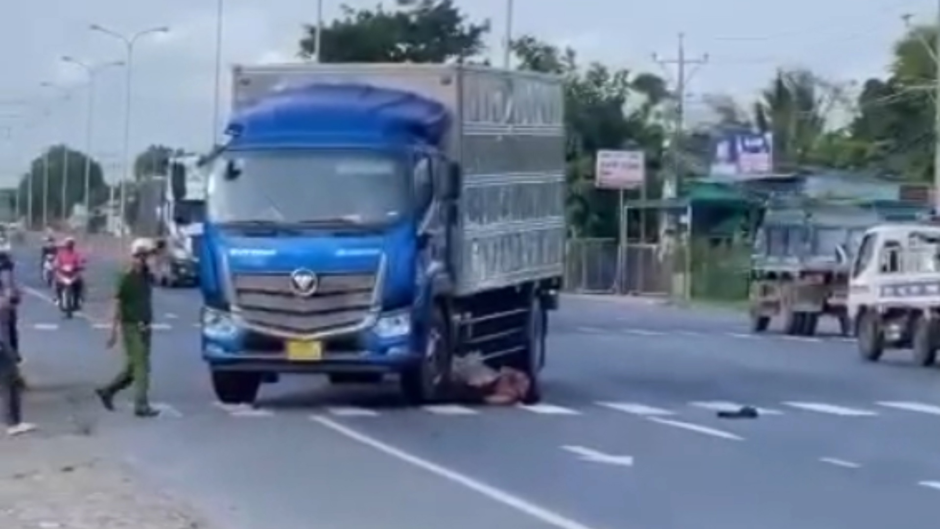 Nam thanh nien lao dau vao oto hinh anh