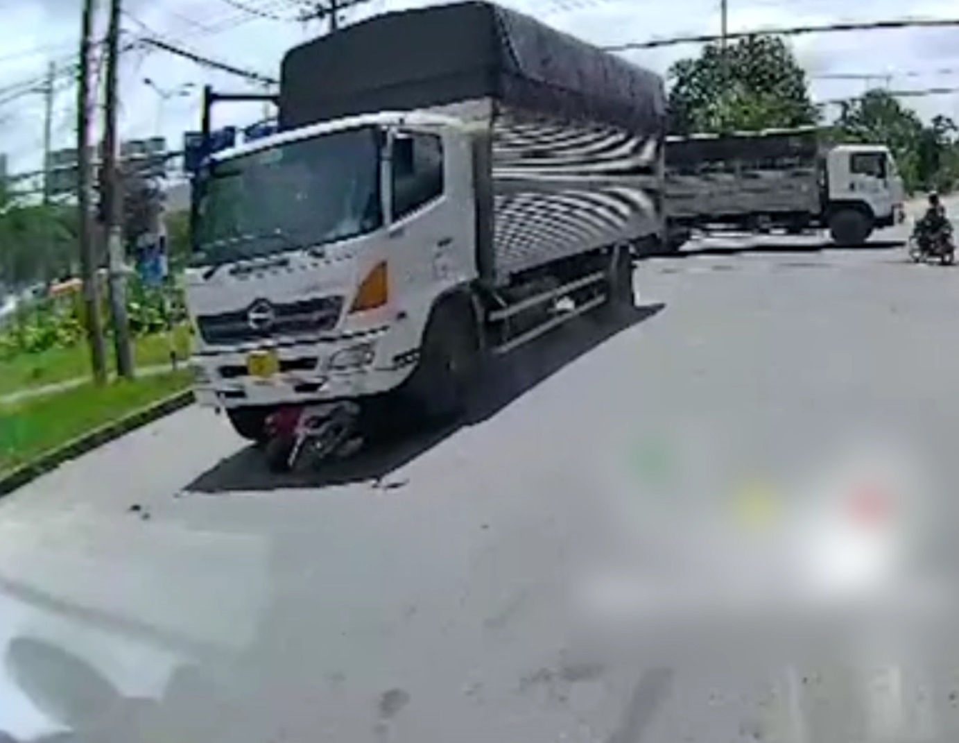 Nguoi phu nu o TP.HCM bi cuon vao gam xe tai hinh anh