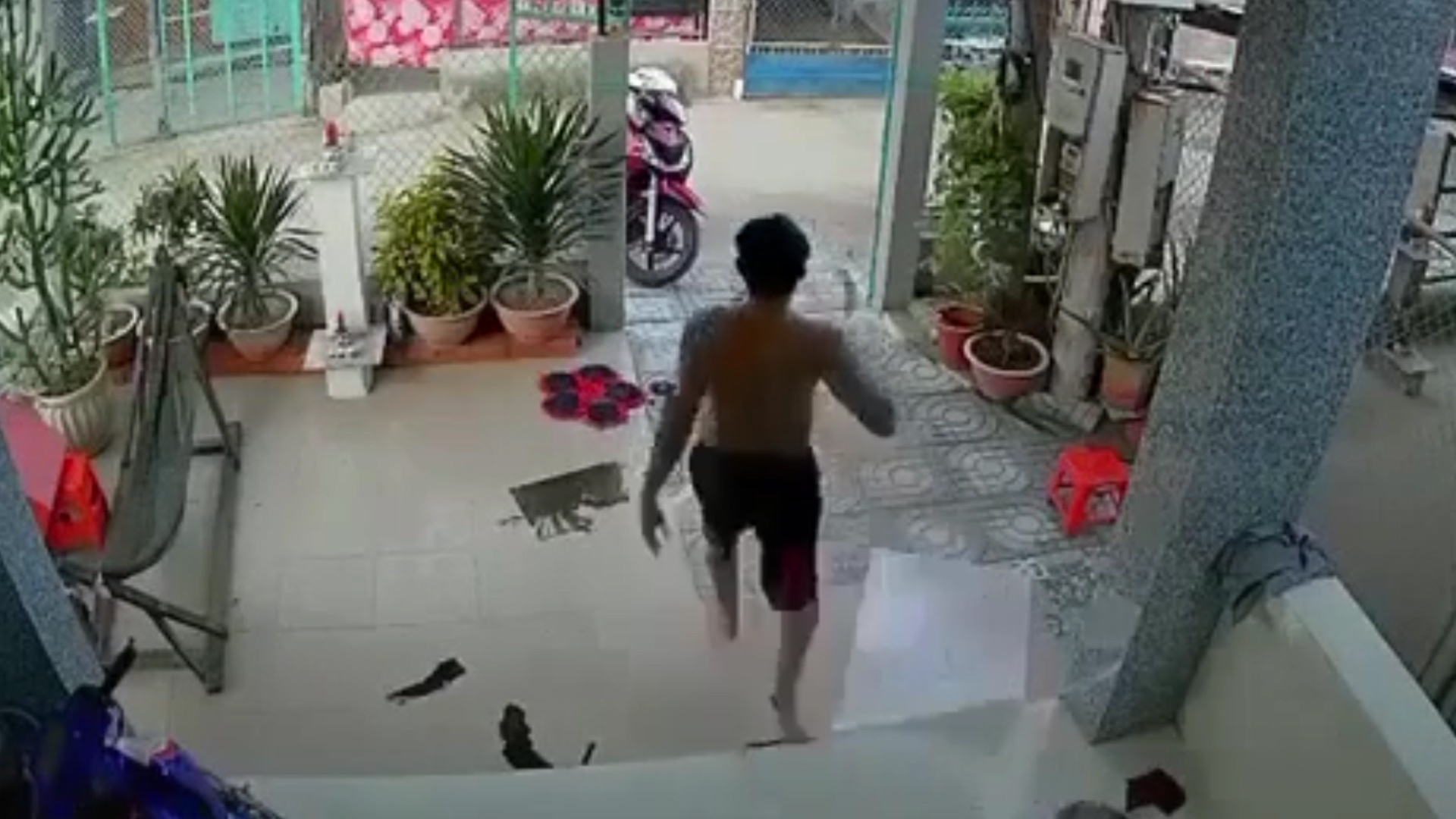 Cai nhau voi vo, nguoi dan ong vac dao chem hang xom hinh anh