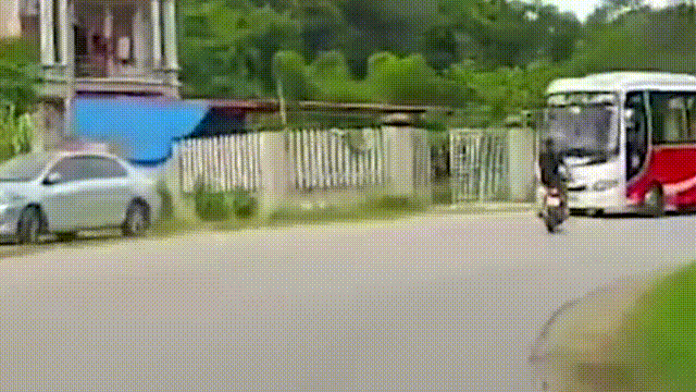 Om cua toc do cao, nam thanh nien suyt tong vao xe khach hinh anh