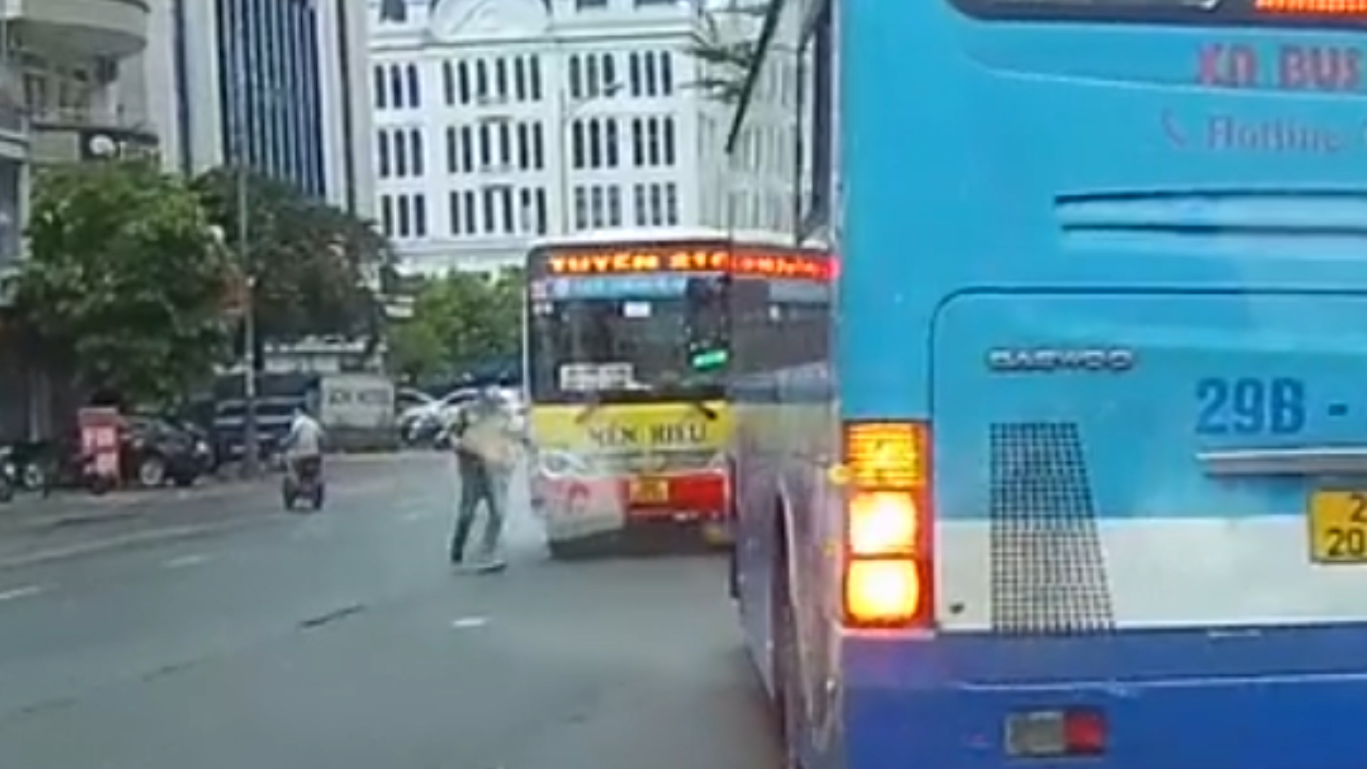 Hai xe buyt dung giua nga tu o Bac Ninh hinh anh