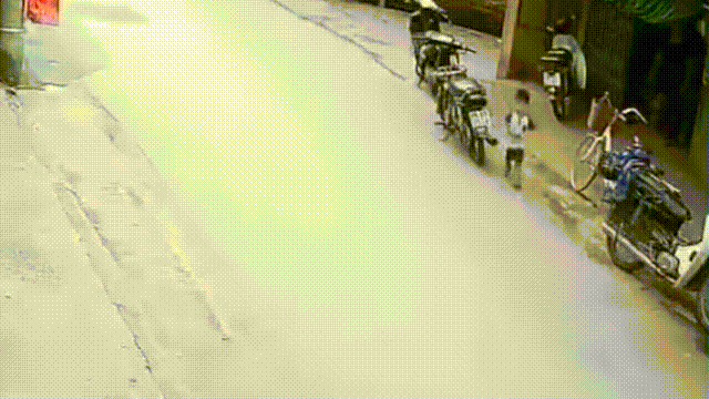 Be trai bi xe may tong khi lao ra duong o Ha Noi hinh anh