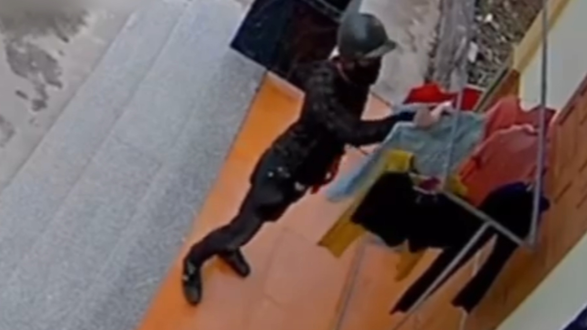 Camera ghi canh nam thanh nien trom do lot hinh anh