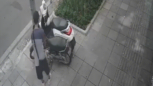 Camera ghi canh nam thanh nien trom tui xach hinh anh