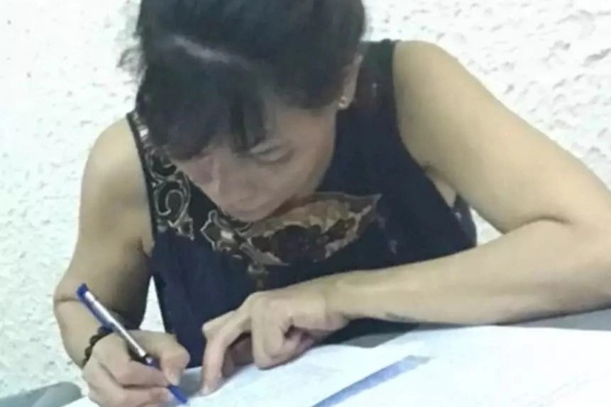 Nguoi phu nu lien tiep de con de tron an phat tu hinh anh