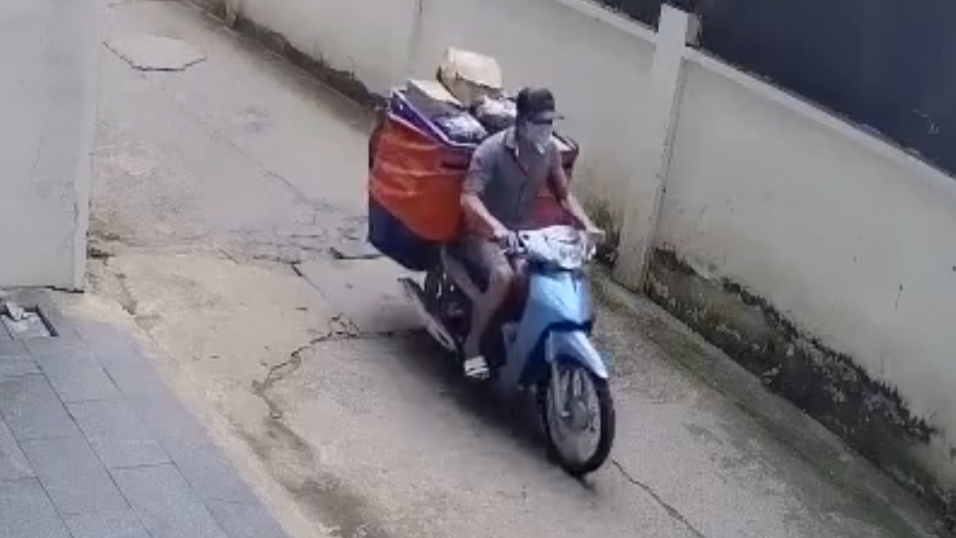 Nam shipper bi trom xe may khi dang giao hang hinh anh