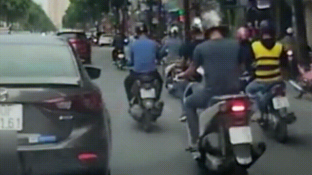 Nguoi dan ong bi dap nga ngay truoc dau oto hinh anh