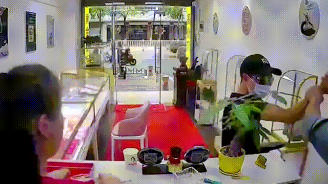 Cuop tiem vang o Trung Quoc, nam thanh nien bi khong che hinh anh