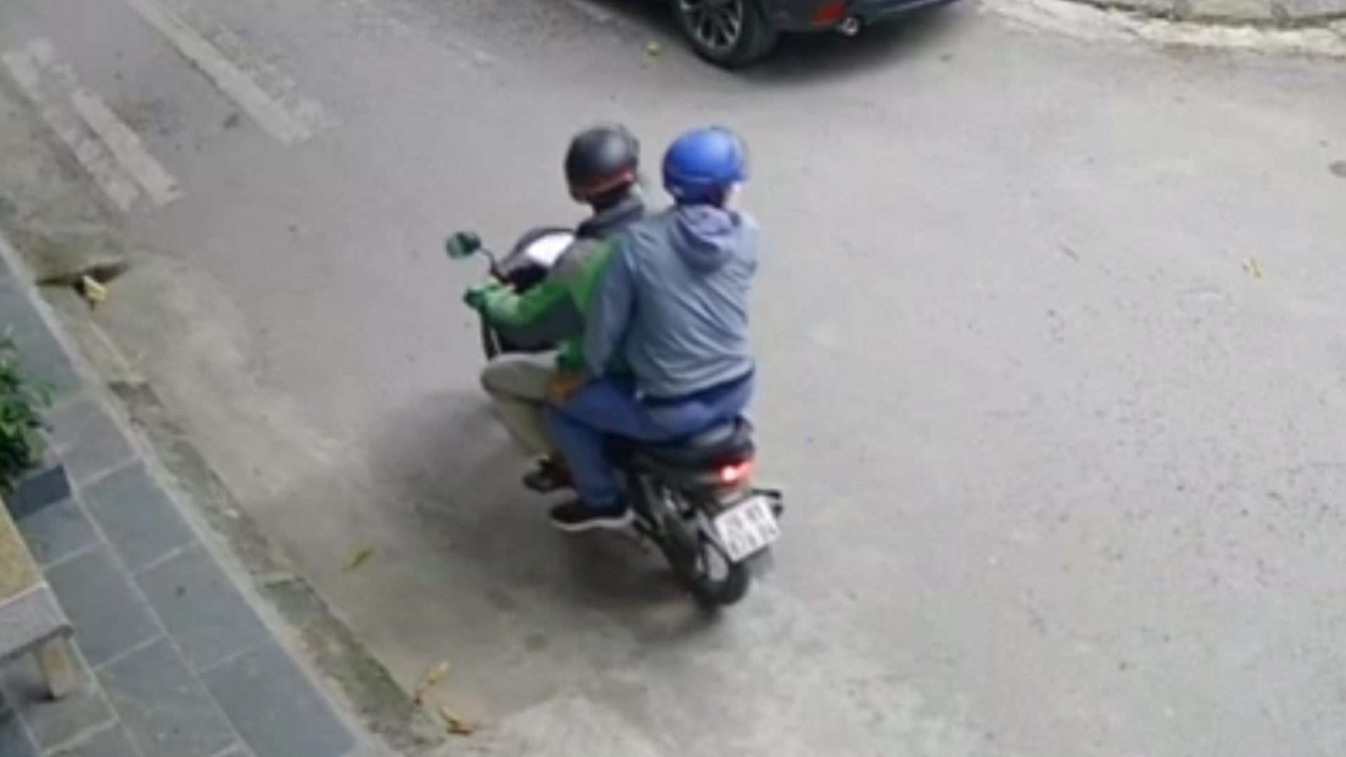 Camera quay canh 2 nguoi dan ong trom xe may hinh anh