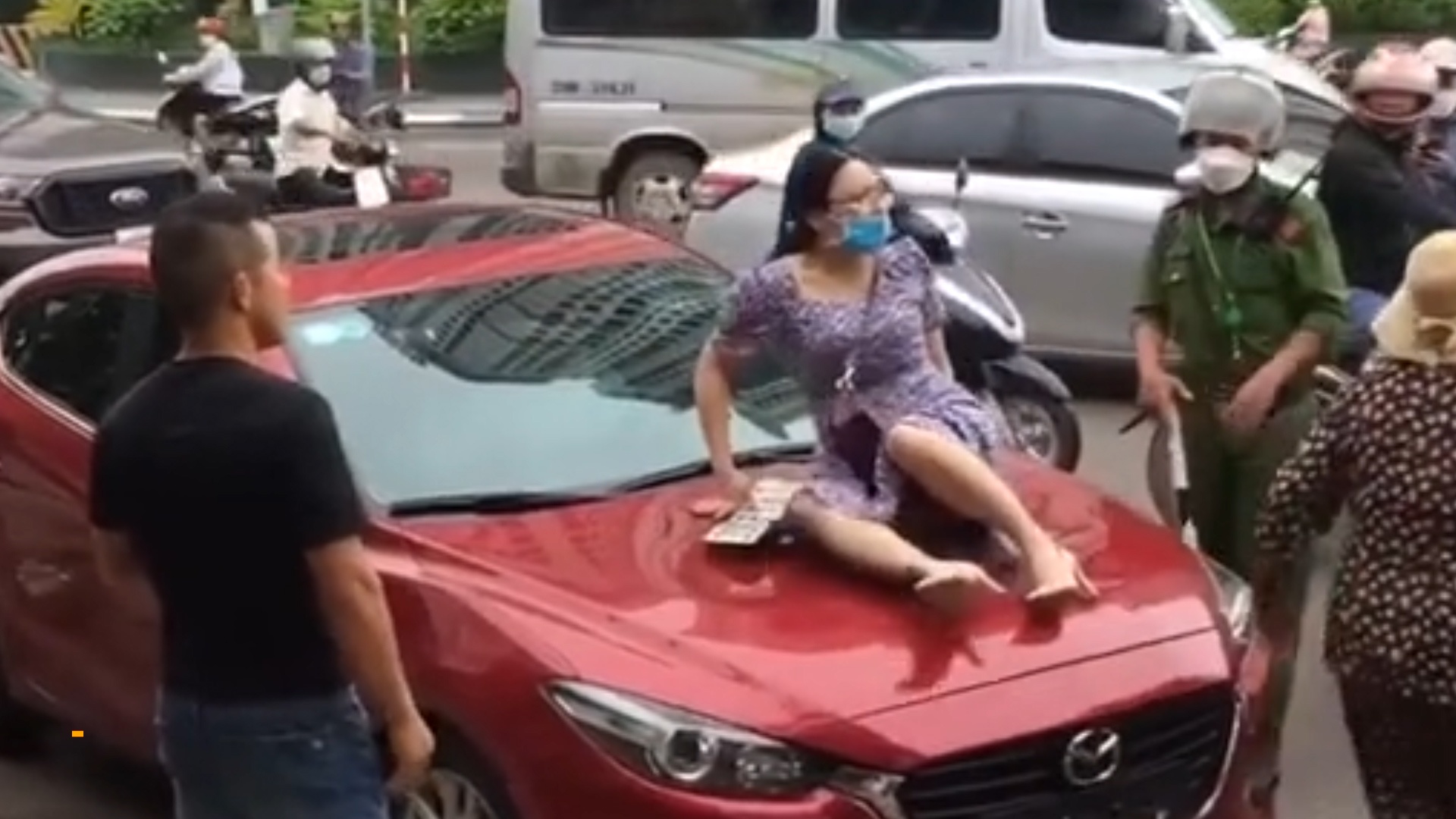 Treo len nap capo chup anh chong di cung nguoi phu nu hinh anh