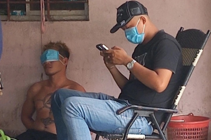 Ke dao vao co nhan vien cay xang de cuop tien hinh anh