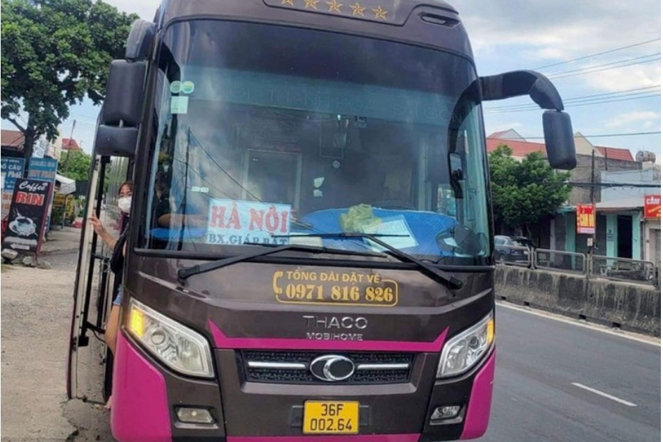 Dieu tra vu nha xe hon chien voi hanh khach hinh anh