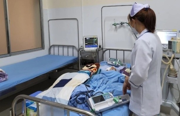 Be gai 2 tuoi nghi bi bao mau danh chan thuong so nao hinh anh