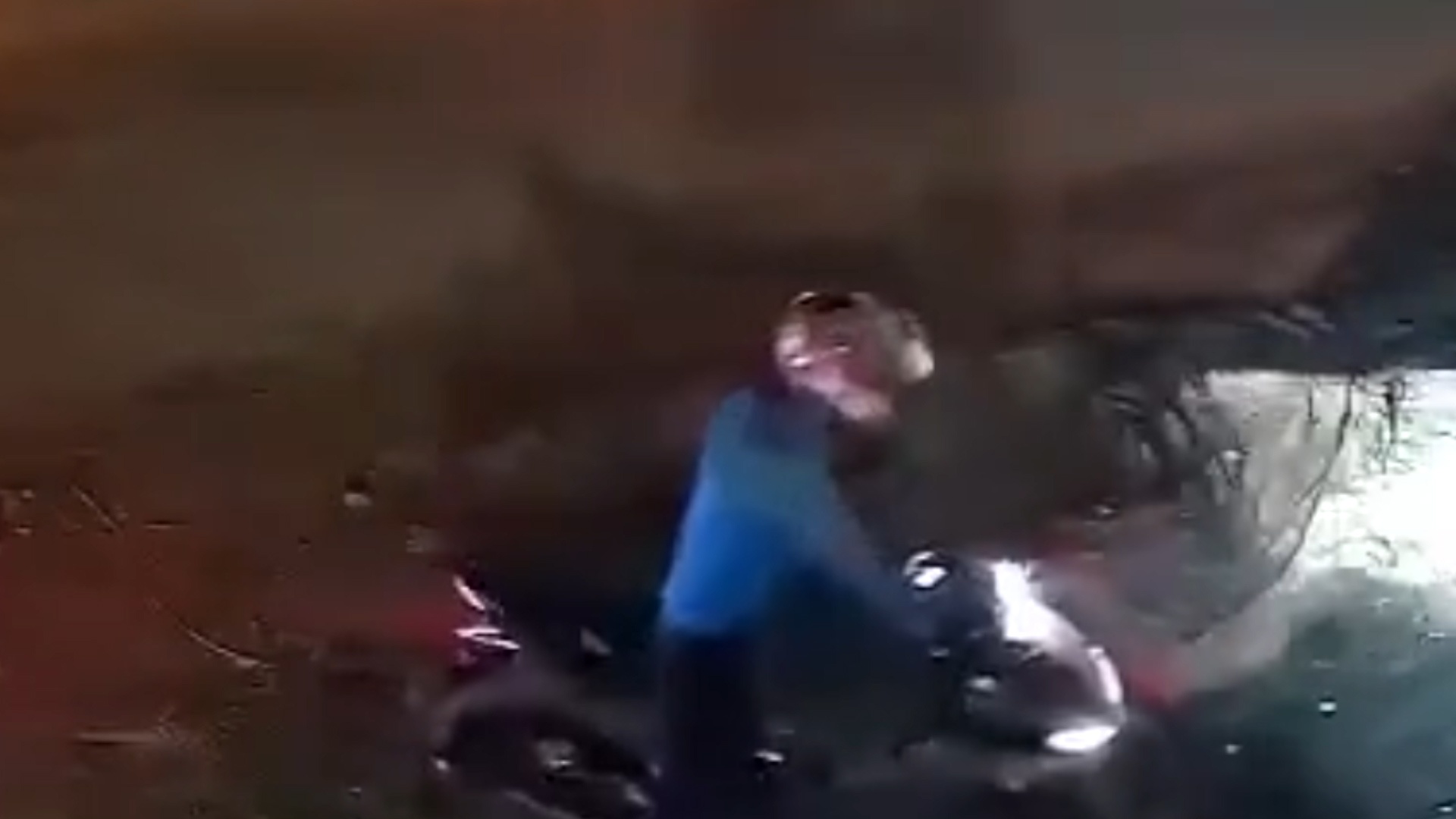 Tai xe xe may bo chay sau tai nan hinh anh