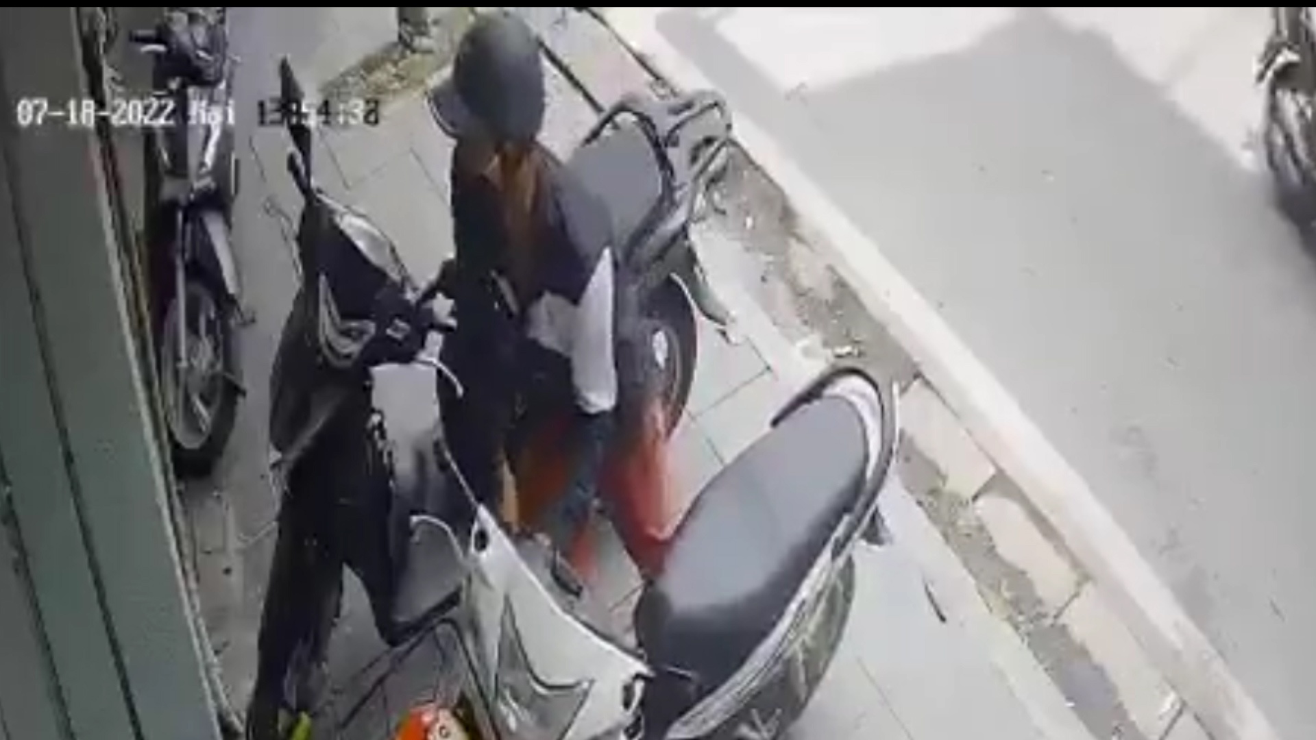 Camera ghi canh nguoi dan ong trom xe may o Ha Noi hinh anh