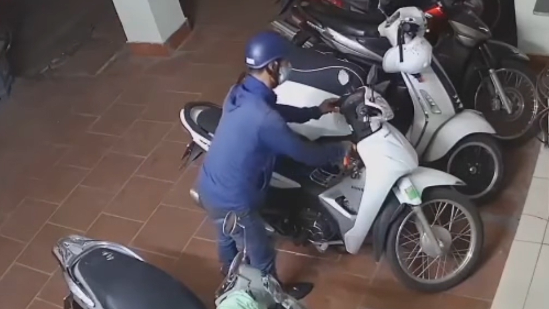 Nam thanh nien trom xe may o Ha Noi hinh anh