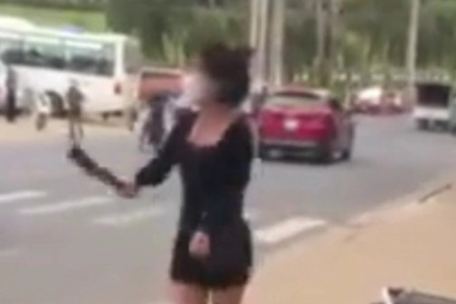 Cong an lam ro vu nguoi phu nu mua dao tren pho o Da Lat hinh anh