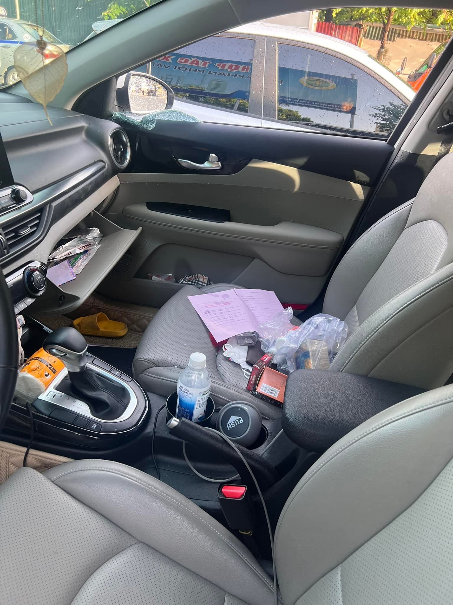 Bi trom dap vo kinh trom do trong oto anh 1