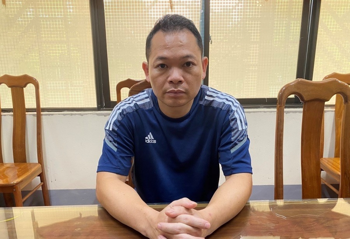 2 co gai bi ep tiep khach karaoke anh 2