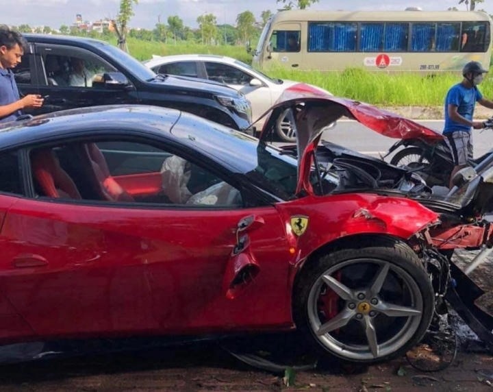 Ky su sua chiec Ferrari noi ve vu sieu xe tong vao goc cay hinh anh