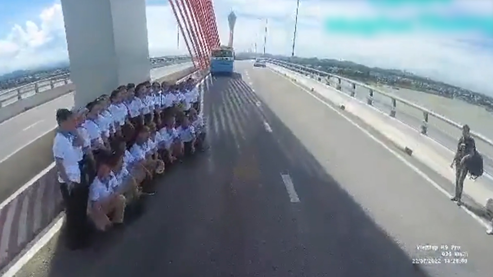 Nhom nguoi xep hang chup anh tren cau Cua Hoi hinh anh