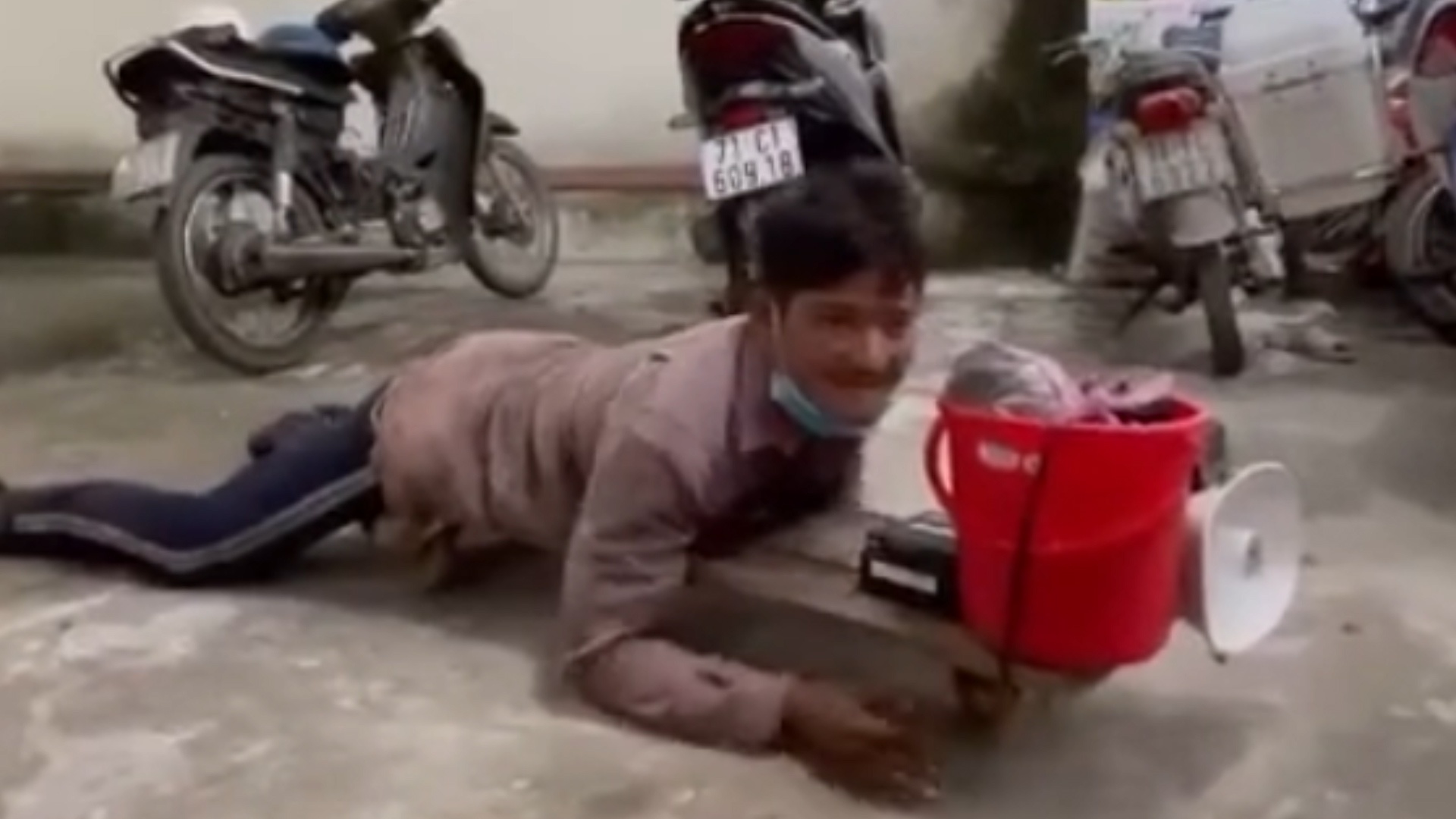 Nguoi dan ong gia tan tat de xin tien hinh anh