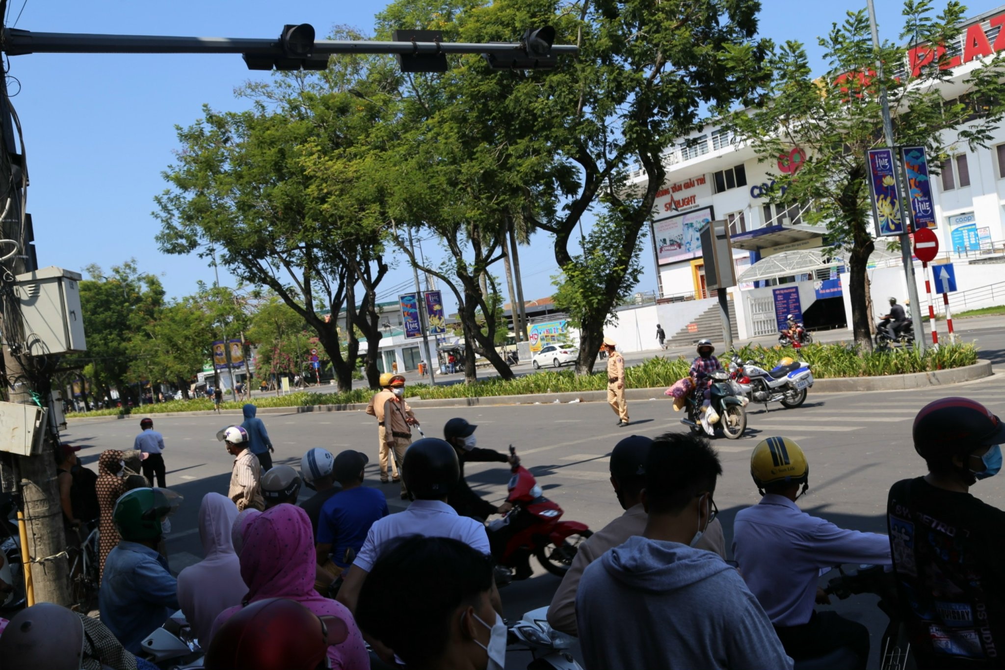 Hien truong vu no sung cuop tiem vang o Hue anh 4