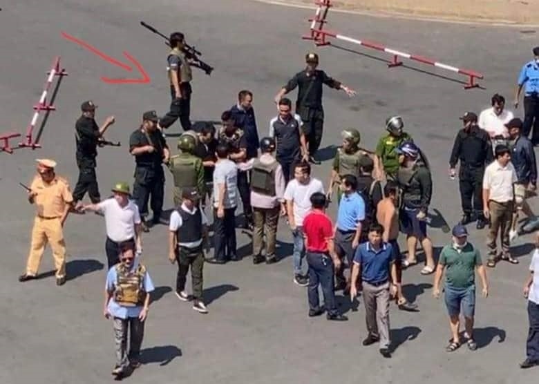 Ke cuop tiem vang ha vu khi, linh ban tia rut khoi hien truong hinh anh