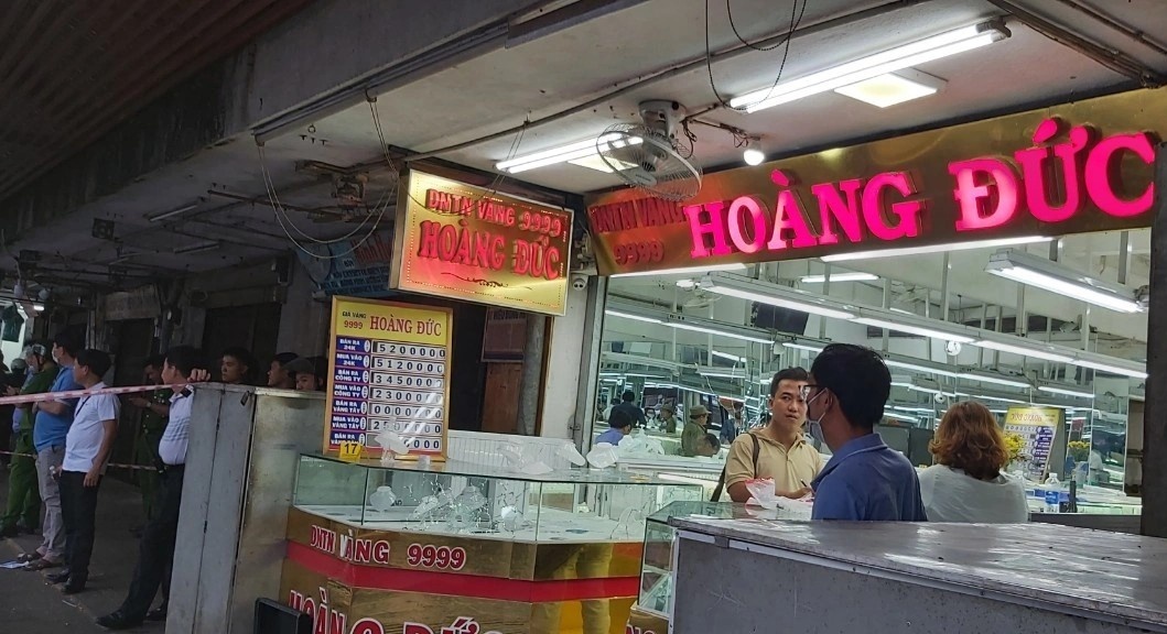 Hien truong vu no sung cuop tiem vang o Hue anh 1